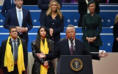 Le président américain Donald Trump s'exprimant aux côtés de familles des otages israéliens enmevés par le Hamas, lors de la parade inaugurale à l'intérieur de la Capital One Arena, à Washington, le 20 janvier 2025. (Crédit : Angela Weiss/AFP)