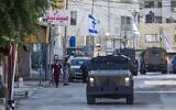 Les troupes israéliennes à bord de véhicules blindés effectuant un raid à Jénine, en Cisjordanie, le 21 janvier 2025. (Crédit : Jaaafar Ashtiyeh/AFP)