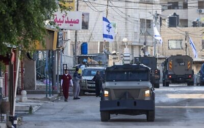 Les troupes israéliennes à bord de véhicules blindés effectuant un raid à Jénine, en Cisjordanie, le 21 janvier 2025. (Crédit : Jaaafar Ashtiyeh/AFP)