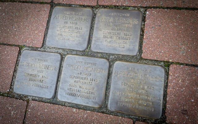 Des pierres Stolpersteine devant l'ancienne maison des Weinberg à Rhauderfehn, près de Leer, en Allemagne, le 30 décembre 2024. (Crédit : FOCKE STRANGMANN / AFP)