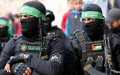 Des combattants des Brigades Ezzedine al-Qassam, la branche armée du groupe terroriste du Hamas, assistant aux funérailles de deux terroristes, à Gaza-City le 24 janvier 2025. (Crédit : Omar al-Qattaa/AFP)