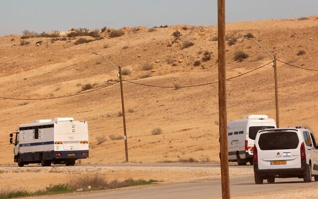 Des bus transportant des prisonniers palestiniens quittant la prison de Ketziot, dans le Néguev, le 25 janvier 2025. (Crédit : Gil Cohen-Magen/AFP) Des bus transportant des prisonniers palestiniens quittant la prison de Ketziot, dans le Néguev, le 25 janvier 2025. (Crédit : Gil Cohen-Magen/AFP)