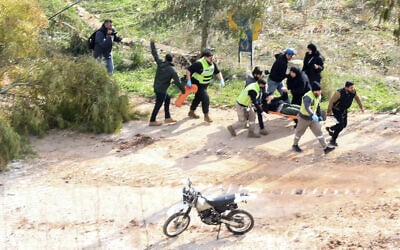 Des secouristes transportant une personne blessée qui aurait été abattue par des soldats israéliens après avoir tenté de marcher vers Meiss El Jabal, à Chaqra, dans le sud du Liban, le 26 janvier 2025. (Crédit : Mahmoud Zayyat/AFP)