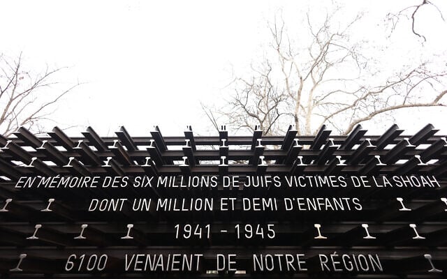 Cette photographie prise le 26 janvier 2025 montre le message « En mémoire des six millions de victimes juives de la Shoah, dont 1,5 million d'enfants, 1941-1945, 6 100 venaient de notre région » qui orne le monument « Rails de la mémoire », constitué de 1173 mètres de voies ferrées symbolisant les 1173 kilomètres de distance entre Lyon et le camp d'Auschwitz en Pologne, lors de l'inauguration du nouveau mémorial de la Shoah de Lyon. Cette année marque le 80e anniversaire de la libération du camp de concentration et d'extermination d'Auschwitz-Birkenau. (Crédit : Alex MARTIN / AFP) Cette photographie prise le 26 janvier 2025 montre le message « En mémoire des six millions de victimes juives de la Shoah, dont 1,5 million d'enfants, 1941-1945, 6 100 venaient de notre région » qui orne le monument « Rails de la mémoire », constitué de 1173 mètres de voies ferrées symbolisant les 1173 kilomètres de distance entre Lyon et le camp d'Auschwitz en Pologne, lors de l'inauguration du nouveau mémorial de la Shoah de Lyon. Cette année marque le 80e anniversaire de la libération du camp de concentration et d'extermination d'Auschwitz-Birkenau. (Crédit : Alex MARTIN / AFP)