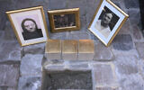 De nouveaux stolpersteine posés à Bruxelles, le 27 janvier 2025. (Crédit : Nicolas Tucat / AFP)