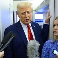 Illustration : Le président américain Donald Trump, sous le regard de la secrétaire de presse de la Maison Blanche Karoline Leavitt, s'adressant aux journalistes lors d'un vol à bord d'Air Force One en direction de la base militaire d'Andrews, le 27 janvier 2025. (Crédit : Mandel Ngan/AFP)