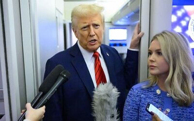 Illustration : Le président américain Donald Trump, sous le regard de la secrétaire de presse de la Maison Blanche Karoline Leavitt, s'adressant aux journalistes lors d'un vol à bord d'Air Force One en direction de la base militaire d'Andrews, le 27 janvier 2025. (Crédit : Mandel Ngan/AFP)