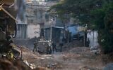 Des soldats israéliens se tiennent près de leur véhicule sur une route détruite lors d'un raid à Tulkarem, en Cisjordanie, le 28 janvier 2025. (Jaafar ASHTIYEH / AFP)