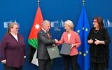 La ministre jordanienne de la Planification et de la Coopération internationale Zeina Toukan (à gauche) et la commissaire européenne chargée de la Méditerranée Dubravka Suica (à droite) regardant le roi Abdallah II de Jordanie et la présidente de la Commission européenne Ursula von der Leyen se serrer la main après avoir signé des accords bilatéraux, au siège de l'UE à Bruxelles, le 29 janvier 2025. (Crédit : Nicolas Tucat/AFP)