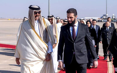 Une photo diffusée par l'agence de presse officielle syrienne arabe (SANA) le 30 janvier 2025 montre l'émir du Qatar, Cheikh Tamim ben Hamad Al-Thani (à gauche), accueilli par le président syrien par intérim Ahmed al-Sharaa à son arrivée à Damas. L'émir est le premier chef d'État à se rendre en Syrie depuis l'éviction de Bachar al-Assad. (Crédit : AFP PHOTO / HO / SANA)
