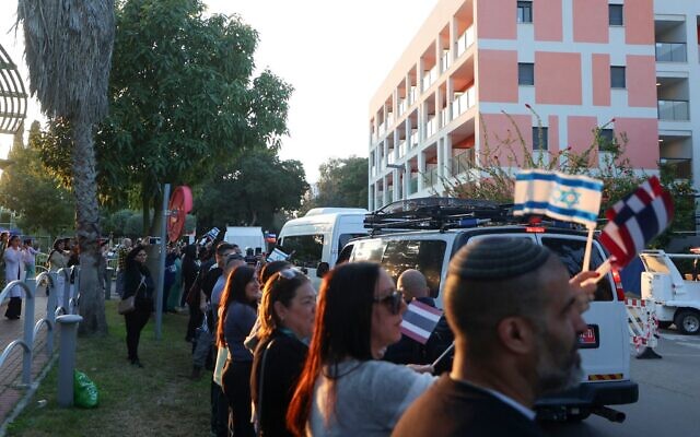 Des ambulances et des fourgons de police transportant cinq otages thaïlandais récemment libérés arrivant à l’hôpital Shamir, en brandissant des drapeaux d’Israël et de Thaïlande, le 30 janvier 2025. (Crédit : Gil Cohen-Magen/AFP) Des ambulances et des fourgons de police transportant cinq otages thaïlandais récemment libérés arrivant à l’hôpital Shamir, en brandissant des drapeaux d’Israël et de Thaïlande, le 30 janvier 2025. (Crédit : Gil Cohen-Magen/AFP)