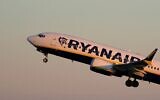 Un Boeing 737 MAX de Ryanair décollant de l'aéroport de Lisbonne, le 25 janvier 2023. (Crédit : Armando Franca/AP Photo)