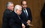 Le président égyptien Abdel-Fattah el-Sissi, à droite, salue le président de l'Autorité palestinienne Mahmoud Abbas, au centre, et le roi Abdallah II de Jordanie, lors d'une conférence au siège de la Ligue arabe au Caire (Égypte), le 12 février 2023. (AP Photo/Amr Nabil)