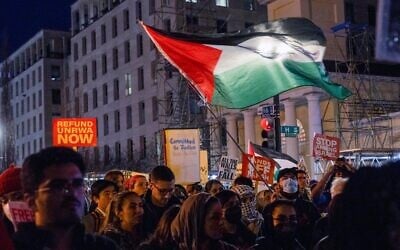Des manifestants se rassemblent près de la Maison Blanche pour exiger un cessez-le-feu permanent à Gaza et la fin du financement américain à Israël, le 7 mars 2024, à Washington. (AP Photo/Kevin Wolf)