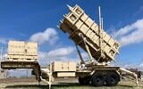 Illustration : Un lanceur mobile de missiles Patriot exposé à l'extérieur du poste militaire de Fort Sill, près de Lawton, en Oklahoma, le 21 mars 2023. (Crédit : Sean Murphy/AP)
