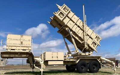 Un lanceur mobile de missiles Patriot exposé à l'extérieur du poste militaire de Fort Sill, près de Lawton, en Oklahoma, le 21 mars 2023. (Crédit : Sean Murphy/AP)