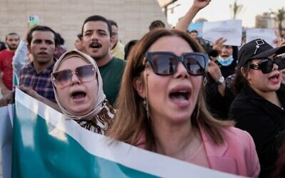 Des manifestants se rassemblent pour protester contre une proposition de loi autorisant le mariage des mineures sur la place Tahrir à Bagdad, en Irak, le 8 août 2024. (Crédit : AP Photo/Hadi Mizban, File)