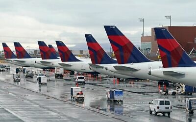Des avions de Delta à leur porte d'embarquement à l'aéroport international de Salt Lake City, à Salt Lake City, dans l'Utah, le 13 juin 2022. (Crédit : AP/Rick Bowmer)
