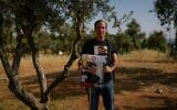 Ruby Chen tenant une affiche de son fils, Itay Chen, lors d'une manifestation près de la Knesset, à Jérusalem, le 9 mars 2024. (Crédit : Ohad Zwigenberg/AP)