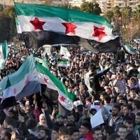Des Syriens lors de la première prière du vendredi depuis l'éviction de Bashar el-Assad, sur la place centrale de Damas, en Syrie, le 13 décembre 2024. (Crédit : Hussein Malla/AP)