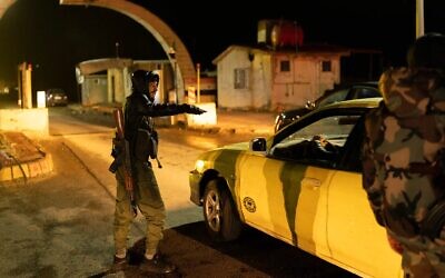 Des membres des forces de sécurité du nouveau gouvernement syrien montent la garde à un poste de contrôle à la frontière syrienne avec le Liban, le 27 décembre 2024. (Crédit : AP Photo/Mosaab Elshamy).