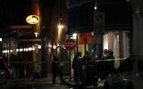 Les services d'urgence sur les lieux d'une attaque au cours de laquelle un véhicule a foncé sur la foule à l'angle entre Canal et Bourbon Street, à la Nouvelle-Orléans, le 1er janvier 2025. (Crédit : AP Photo/Gerald Herbert)