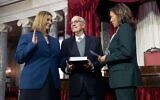 La vice-présidente américaine Kamala Harris, à droite, fait prêter serment à la sénatrice Elissa Slotkin, démocrate du Michigan, dans l'ancienne salle du Sénat au Capitole à Washington, le 3 janvier 2025. (Crédit : AP Photo/Manuel Balce Ceneta)