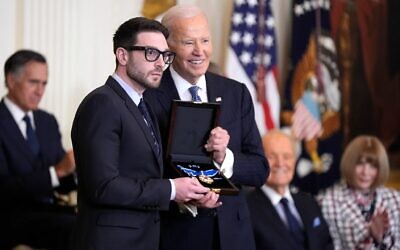 Le président américain Joe Biden, à droite, remet la médaille présidentielle de la liberté, la plus haute distinction civile américaine, à Alex Soros au nom de son père George Soros à la Maison Blanche à Washington,  le 4 janvier 2025. (Crédit : AP Photo/Manuel Balce Ceneta)