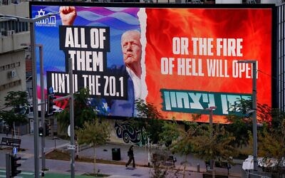 Un panneau d'affichage électronique diffuse une image du président élu américain Donald Trump et fait référence à sa menace de déchaîner l'enfer si les otages détenus à Gaza ne sont pas libérés avant son investiture à la fin du mois, à Tel Aviv, le 8 janvier 2025. (Oded Balilty/AP)