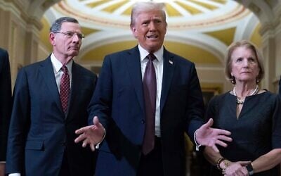 Le président élu des États-Unis, Donald Trump, entouré du sénateur John Barrasso, républicain du Wyoming, et de la sénatrice Shelley Moore Capito, républicaine de Virginie-Occidentale, s'adressant aux journalistes après une réunion avec les dirigeants républicains, au Capitole, à Washington, le 8 janvier 2025. (Crédit : Jose Luis Magana/AP)