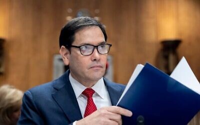 Le sénateur Marco Rubio, choisi par le président élu Donald Trump pour devenir secrétaire d'État, devant la commission des Affaires étrangères du Sénat pour son audition de confirmation, au Capitole, à Washington, le 15 janvier 2025. (Crédit : Alex Brandon/AP)