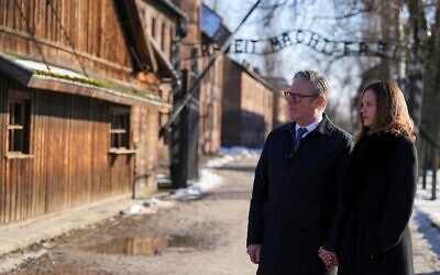 Le Premier ministre britannique Keir Starmer et son épouse Victoria Starmer visitant le Mémorial et musée d'Auschwitz-Birkenau, à Oswiecim, en Pologne, le 17 janvier 2025. (Crédit : Aleksandra Szmigiel/Pool via AP)