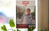 Une affiche demandant la libération de l'otage Oded Lifshitz est accrochée dans la maison de sa fille Sharone Lifschitz à Londres, le 17 janvier 2025. (AP Photo/Kirsty Wigglesworth)