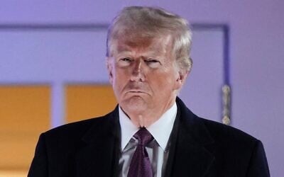 Le président élu des États-Unis, Donald Trump, regarde les feux d'artifice au Trump National Golf Club à Sterling, en Virginie, le 18 janvier 2025, avant la 60e investiture présidentielle. (AP Photo/Matt Rourke)