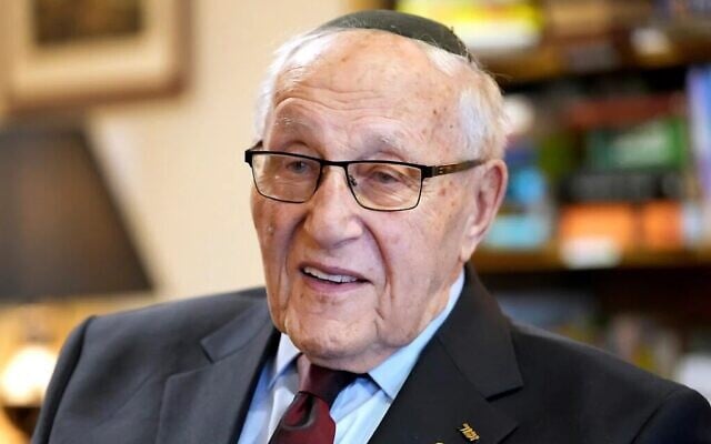 Manfred Goldberg, un survivant de la Shoah, est interviewé à Londres, le 22 janvier 2025. (Crédit : AP Photo/Kirsty Wigglesworth)