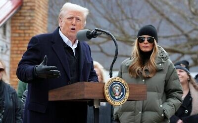 Le président américain Donald Trump, à gauche, aux côtés de la première dame Melania Trump, lors d'une rencontre avec des propriétaires touchés par l'ouragan Hélène, à Swannanoa, en Caroline du Nord, le 24 janvier 2025. (Crédit : AP Photo/Mark Schiefelbein)