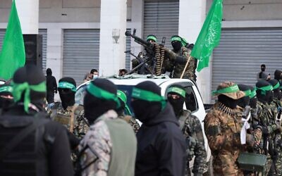 Des terroristes armés du Hamas déployés dans le centre de la ville de Gaza avant la libération de quatre femmes otages israéliennes, le 25 janvier 2025. (Crédit : Abed Hajjar/AP)