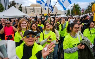 Des Israéliens réagissant à l'annonce de la libération des otages, à Tel Aviv, le 25 janvier 2025. (Crédit : Ariel Schalit/AP)