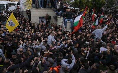 Des prisonniers palestiniens libérés dans le cadre d'un accord de cessez-le-feu entre Israël et le Hamas accueillis par une foule après leur libération, à Ramallah, le 25 janvier 2025. (Crédit : Mahmoud Illean/AP)