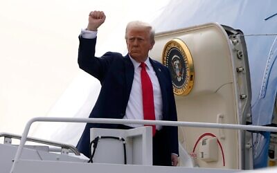 Le président Donald Trump s'apprête à entrer à bord d'Air Force One pour se rendre en Floride à l'aéroport international Harry Reid de Las Vegas, le 25 janvier 2025. (Crédit : AP Photo/Mark Schiefelbein)