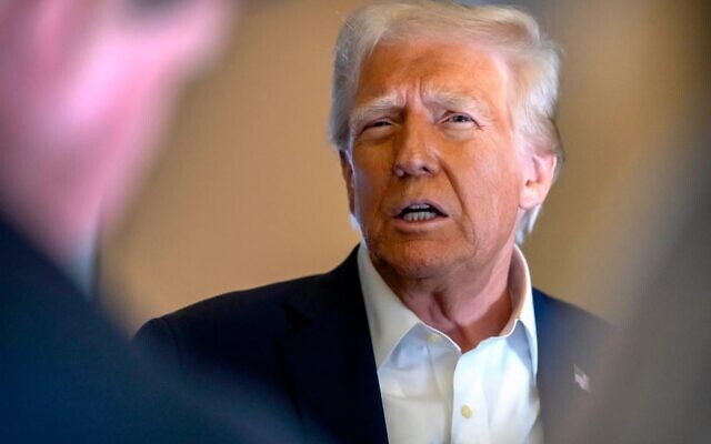 Le président américain Donald Trump s'adresse aux journalistes à bord d'Air Force One lors d'un déplacement de Las Vegas à Miami, le 25 janvier 2025. (Crédit : AP Photo/Mark Schiefelbein) Le président américain Donald Trump s'adresse aux journalistes à bord d'Air Force One lors d'un déplacement de Las Vegas à Miami, le 25 janvier 2025. (Crédit : AP Photo/Mark Schiefelbein)