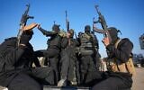Des terroristes du Hamas et du Jihad islamique palestinien avant la remise d’otages à la Croix-Rouge dans la ville de Khan Younès, au sud de la bande de Gaza, le 30 janvier 2025. (Crédit : Abdel Kareem Hana/AP)