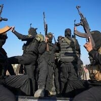Des terroristes du Hamas et du Jihad islamique palestinien avant la remise d’otages à la Croix-Rouge dans la ville de Khan Younès, au sud de la bande de Gaza, le 30 janvier 2025. (Crédit : Abdel Kareem Hana/AP)