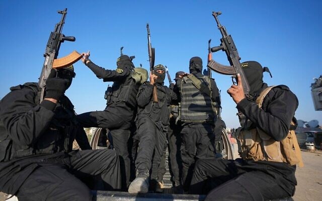 Des terroristes du Hamas et du Jihad islamique palestinien avant la remise d’otages à la Croix-Rouge dans la ville de Khan Younès, au sud de la bande de Gaza, le 30 janvier 2025. (Crédit : Abdel Kareem Hana/AP)