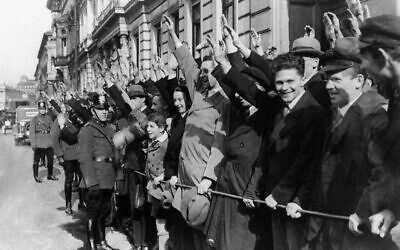 Des supporters acclament Hitler en Allemagne le 10 octobre 1931. (Crédit : AP Photo)