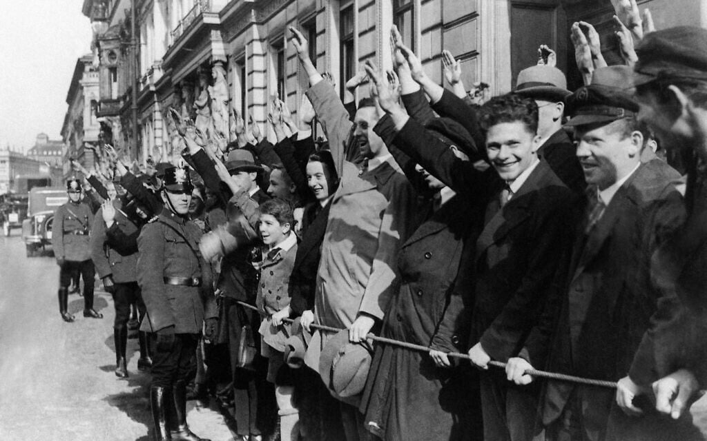 Des supporters acclament Hitler en Allemagne le 10 octobre 1931. (Crédit : AP Photo) Des supporters acclament Hitler en Allemagne le 10 octobre 1931. (Crédit : AP Photo)