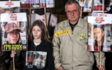 Des membres de la famille de Liri Albag, otage du Hamas, manifestant après que le groupe terroriste a publié une vidéo montrant des signes de vie de Liri Albag, à Tel Aviv, le 4 janvier 2025. (Crédit : Jack Guez/AFP)