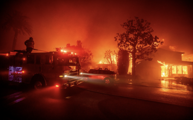 Des équipes de pompiers luttant contre l'incendie de Palisades brûlant plusieurs structures, dans le quartier de Pacific Palisades, à Los Angeles, le 7 janvier 2025. (Crédit : Ethan Swope/AP)