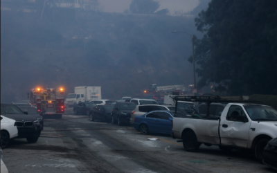 Des véhicules bloqués sur le bord de la route après que les habitants ont tenté de fuir l'incendie de Palisades, dans le quartier de Pacific Palisades, à Los Angeles, le 7 janvier 2025. (Crédit : Etienne Laurent/AP)