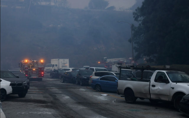 Des véhicules bloqués sur le bord de la route après que les habitants ont tenté de fuir l'incendie de Palisades, dans le quartier de Pacific Palisades, à Los Angeles, le 7 janvier 2025. (Crédit : Etienne Laurent/AP)
